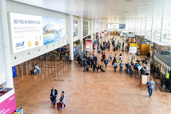 Bryssel, Belgien, maj 2019 Bryssel flygplats, personer som checkar in för sina flygningar — Stockfoto