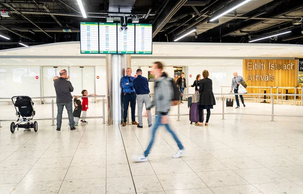 Dublin, Irland, maj 2019 Dublins flygplats, människor väntar och träffa sina vänner — Stockfoto