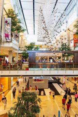 Siam alışveriş merkezi 'nin modern iç mekanları. Siam, Bangkok 'un en popüler alışveriş merkezlerinden biridir.