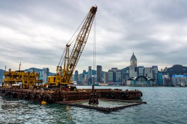 Hong Kong limanında tarama, çamur dışarı scooping, otlar, ve çöp