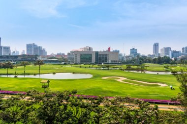 Bangkok Hart Golf Sahası, arka planda şehir silüeti