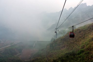 Tianmen Dağı sis veya sis içinde ufuk kablo yolu