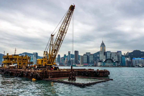 Dragagem no porto de Hong Kong, escavar lama, ervas daninhas, e lixo — Fotografia de Stock