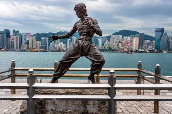 Tsim Sha Tsui yıldız Avenue de Bruce Lee heykeli — Stok fotoğraf