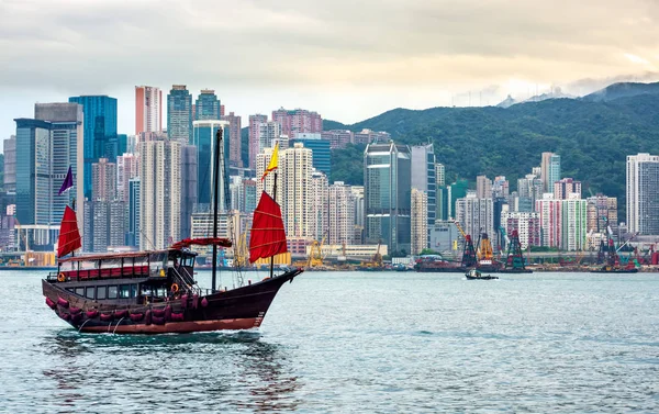 Barco de lixo tradicional chinês na frente do horizonte de Hong Kong — Fotografia de Stock