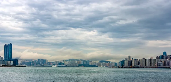 Nuvens tempestuosas sobre a baía de Hong Kong, cilina da cidade — Fotografia de Stock