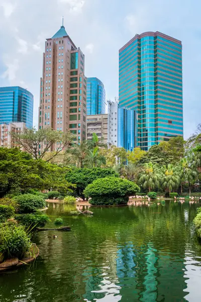 Kowloon parkta Pond ve flamingolar arkasındaki gökdelenler ile.