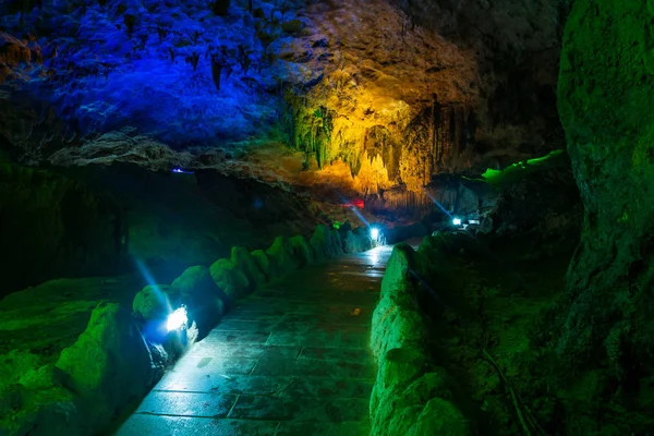 Yellow Dragon Cave, wonder van de grotten van de wereld, Zhangjiajie, China — Stockfoto