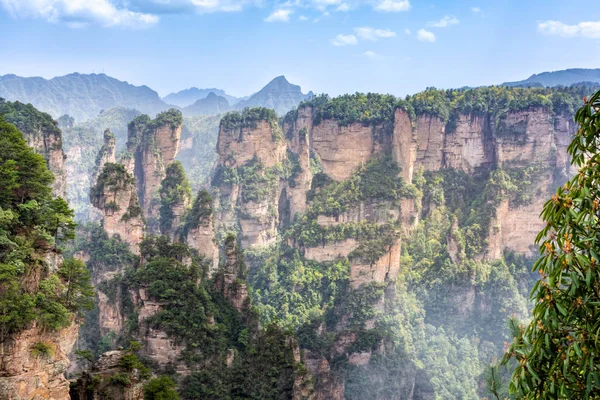 Zhangjiajie Forest Park. Pelar berg stiger från ravinen. Wulingyuan, Kina — Stockfoto