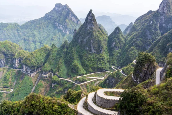 Den slingrande vägen Tianmen Mountain, Zhangjiajie National Park — Stockfoto