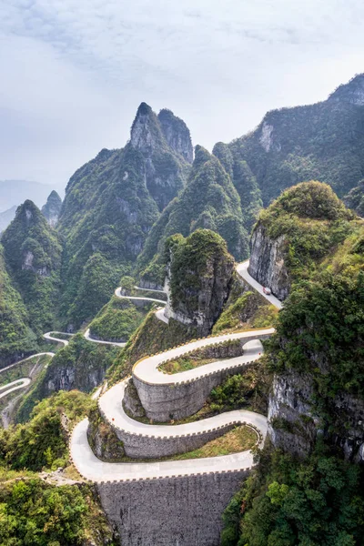 Den slingrande vägen Tianmen Mountain, Zhangjiajie National Park — Stockfoto