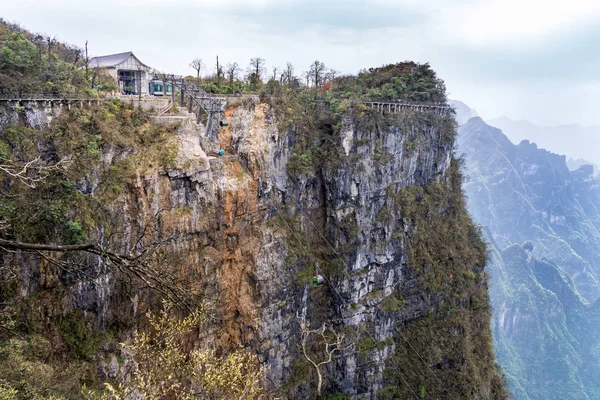 Kabel väg vagn Station och turister som går på Sky Walk på Tianmen Mountain, Zhangjiajie — Stockfoto