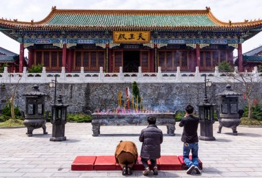Tianmen Dağı tepesinde Tianmenshan tapınağının önünde hamile Çinli insanlar grubu