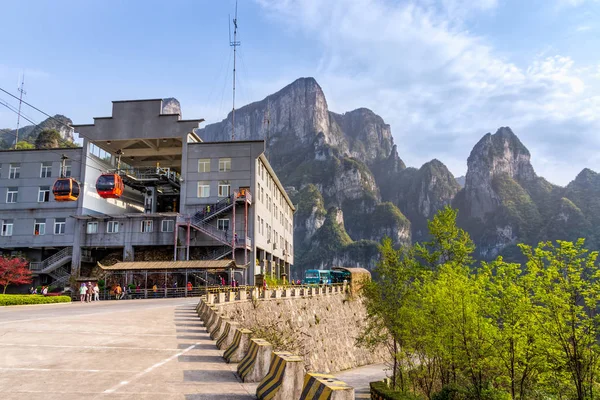 Kabel väg vagn Station och turister som flyttar till bussar för att nå Heaven Gate på Tianmen Mountain, Zhangjiajie — Stockfoto