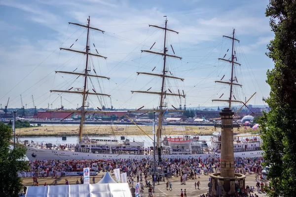 Die großen Schiffe Rennen, große Schiff dar mlodzierzy im Hafen, Massen von Touristen — Stockfoto