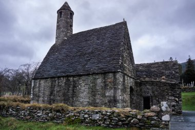Antik ve terk edilmiş St. Kevins Kilisesi harabeleri, Glendalough, İrlanda