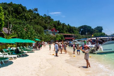 Teknelerden ayrılan ve Phi Phi Don'a giden turistler