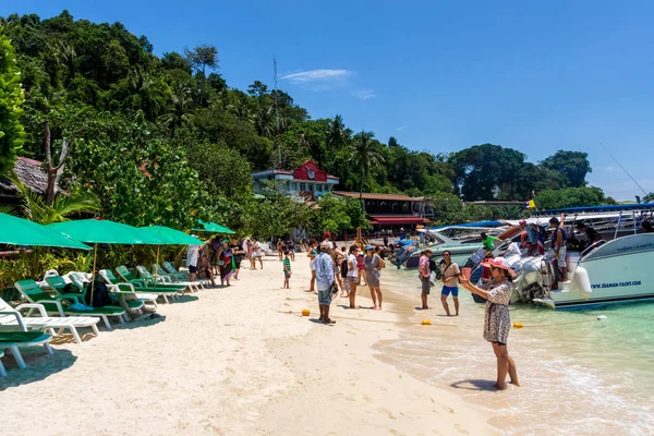 Csónakokat induló turisták, akik egy kirándulást Phi Phi Don — Stock Fotó