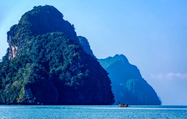 Długa łódź ogonowa obok góry wyspy Phi Phi, Tajlandia — Zdjęcie stockowe