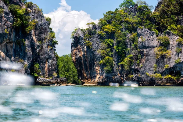 Duże klify i góry wysp w archipelagu Phang Nga, Splash wody z łodzi motorowej — Zdjęcie stockowe