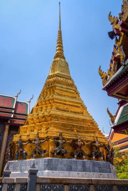 Büyük Saray 'da Wat Pra Kaew altın pagoda üssünde dev heykeller