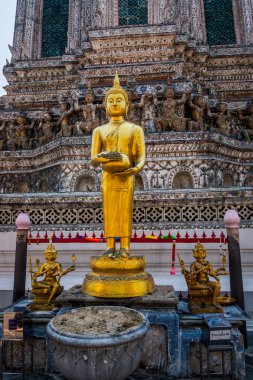 Büyük Saray 'da alev ve heykellerle Budizm Sunağı