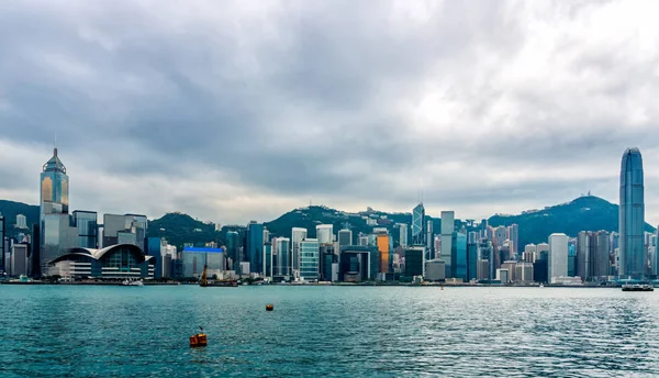 Nuvens tempestuosas sobre a baía de Hong Kong, cilina da cidade — Fotografia de Stock