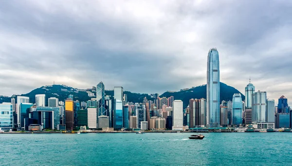 Nuvens tempestuosas sobre a baía de Hong Kong, cilina da cidade — Fotografia de Stock