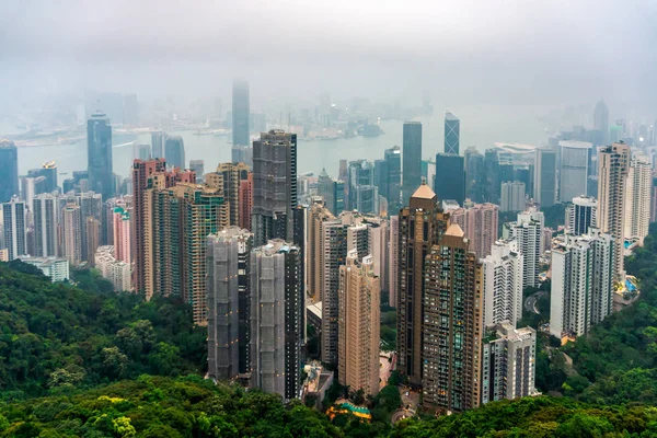 Hong Kong skyline em nevoeiro pesado, vista de Victoria Peak — Fotografia de Stock