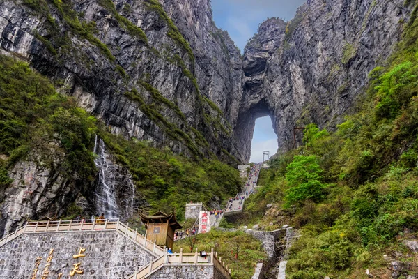 Tourists climbing 999 stairs to Haven Gate in Tianman Mountains — Stock Photo, Image