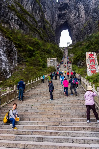 Turister klättring 999 trappor till haven Gate i Tianman Mountains — Stockfoto