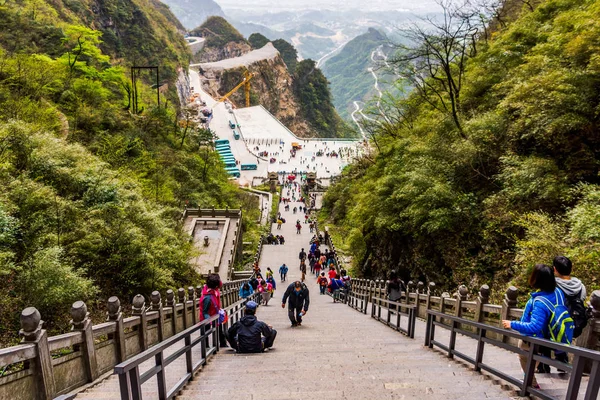 Nivåindelade turister klätt ring 999 trappor till haven Gate i Tianman Mountains — Stockfoto