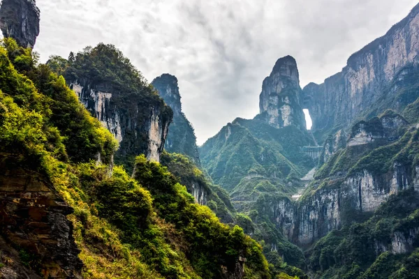 Gröna buskar på bergsidan med tillflyktsort utfärda utegångsförbud för i Tianman berg i en distansera — Stockfoto