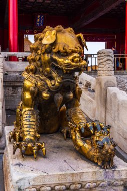 Yasak Şehir'deki bronz aslan, popüler cazibe