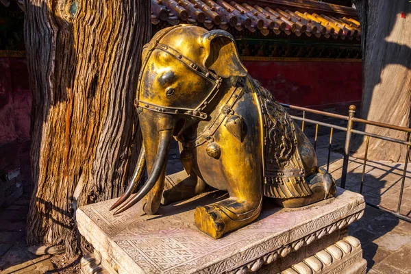 El elefante sentado de bronce en la Ciudad Prohibida, atracción popular — Foto de Stock