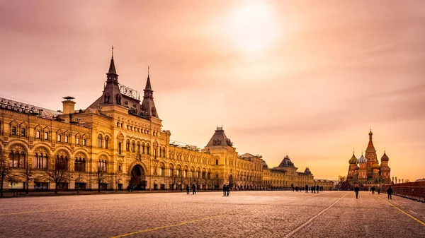 Tourists visiting St. Basils Cathedral and GUM shopping mall, Moscow — Stock Photo, Image