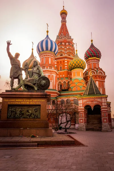 Monument to Minin and Pozharsky and St. Basils Cathedral on the Red Square — Stock Photo, Image