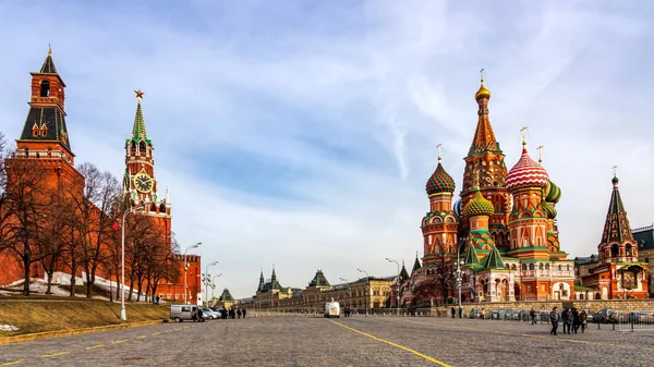 Tourists visiting St Basils Cathedral, Beautiful Spasskaya Tower and The Tsars Tower on the Red Square — Stock Photo, Image