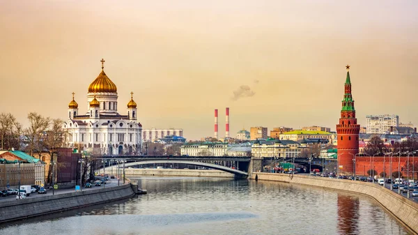 Cityscape with beautiful Cathedral of Christ the Saviour and Kremlin Vodovzvodnaya Tower, Moscow — Stock Photo, Image