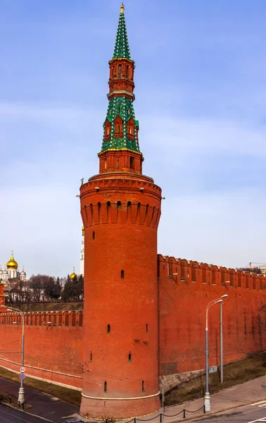 Függőleges kilátás a Kremlin Vodovzvodnaya Tower és a környező falak, Moszkva — Stock Fotó