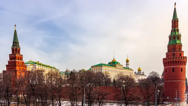 Kremlins surrounding red walls with Borovitskaya and Vodovzvodnaya Towers, Moscow — Stock Photo, Image