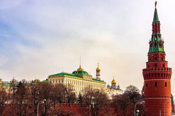 View at Kremlins red walls with Vodovzvodnaya Tower and Cathedral of the Annunciation, Moscow — Stock Photo, Image