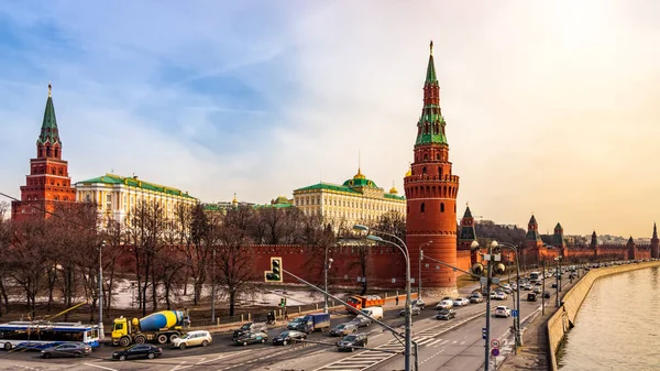 Wide view at Kremlins surrounding red walls with Borovitskaya and Vodovzvodnaya Towers, Moscow — Stock Photo, Image