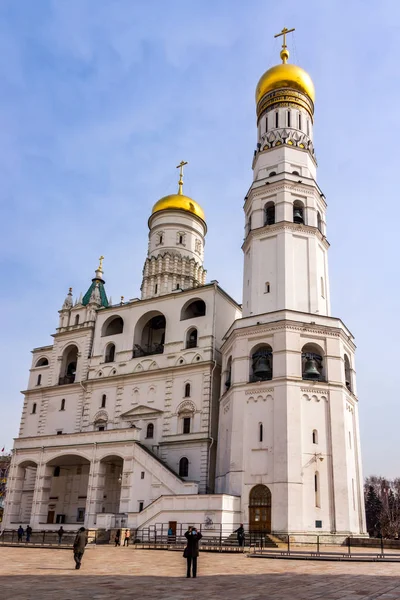 Tourists visiting Ivan the Great Bell Tower in Kremlin, Moscow — Stock Photo, Image