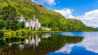 Kylemore Abbey bir dağın eteklerinde gölde yansıması ile, Connemara, İrlanda