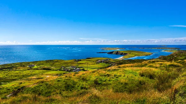 小村庄，绿色的田野和草地在海岸，威尔德大西洋路，爱尔兰 — 图库照片
