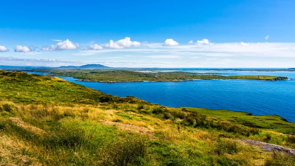 Pequena aldeia, campos verdes e prados na costa, Wiled Atlantic Way, Irlanda — Fotografia de Stock