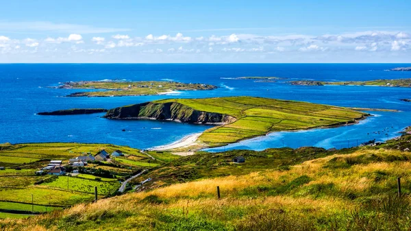 Piccolo villaggio, campi verdi e prati sulla costa, Wiled Atlantic Way, Irlanda — Foto Stock