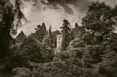 Guard kulesi Powerscourt bahçeleri, İrlanda çalışır çevrili