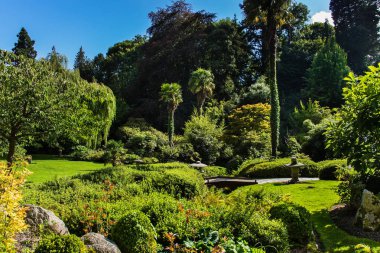 Powerscourt Japon bahçeleri, küçük köprü ve çiçek ve ağaç çeşitliliği ile, İrlanda